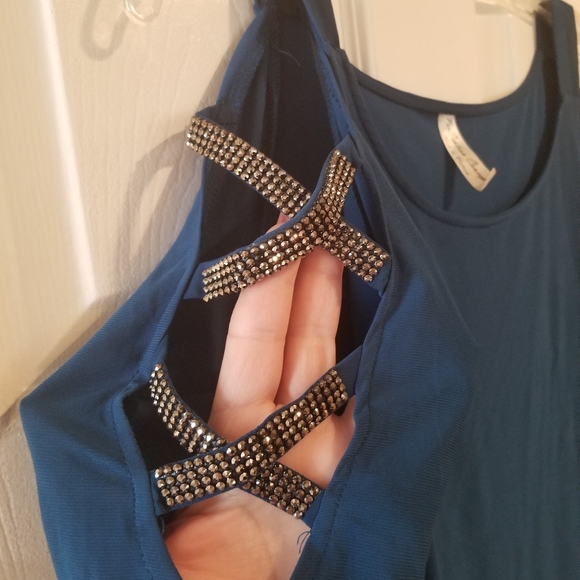 🌈NWT Cold shoulder top - Picture 5 of 9